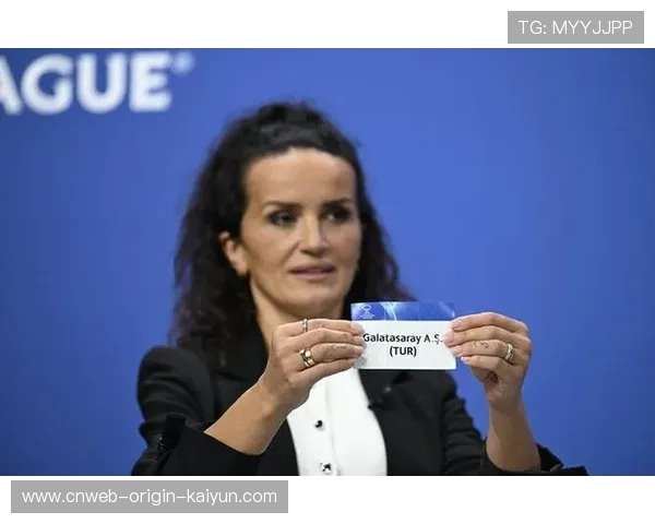 加拉塔萨雷女足杨莉娜接球就加速，边路强突杀入禁区